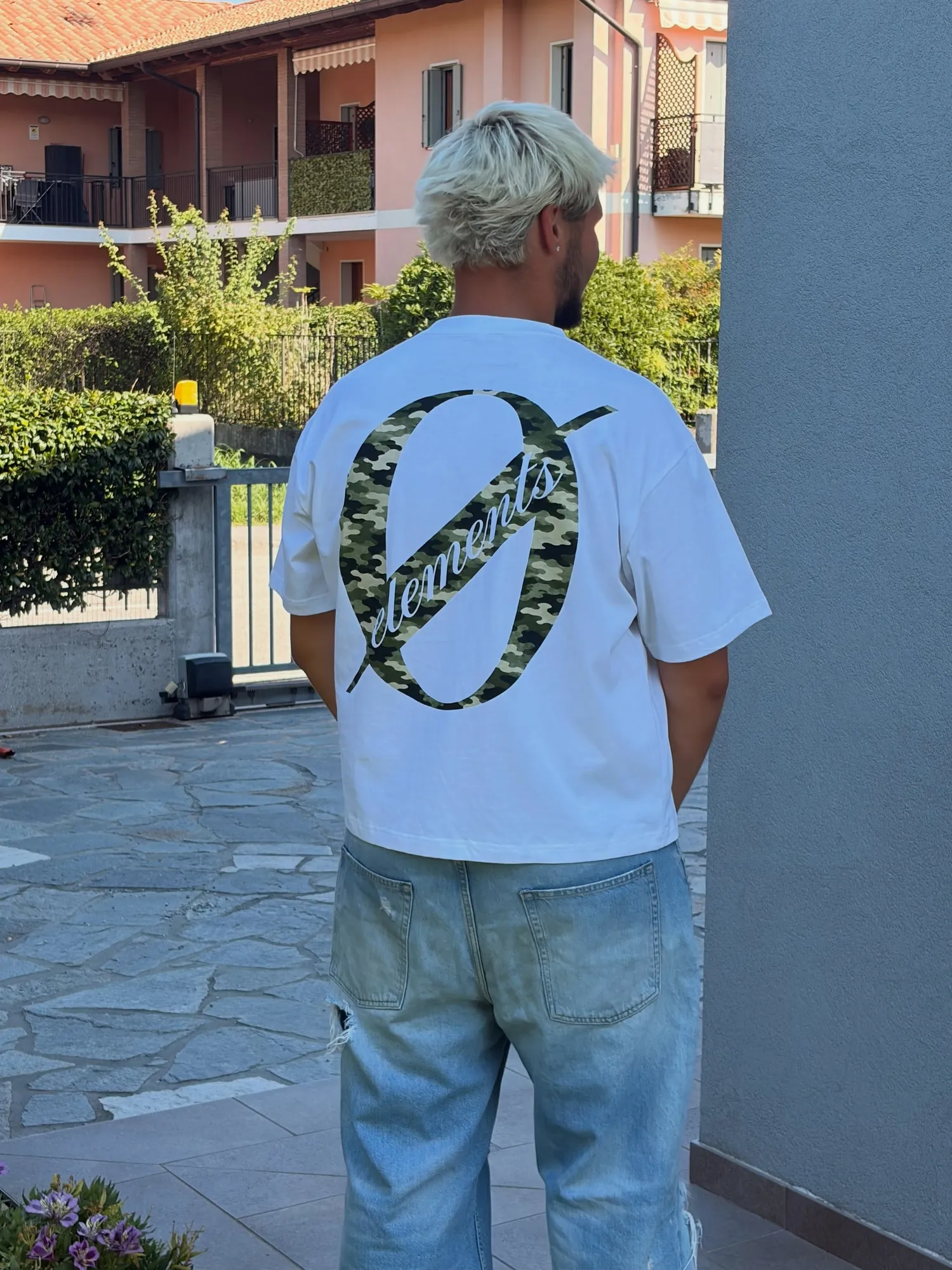 ZERO ELEMENTS TEE indossata: logo Ø camo sulla schiena